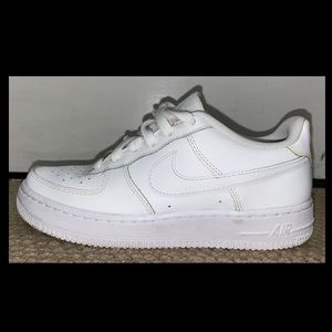 Nike Air Force 1 (Grade School SZ US 5.5)